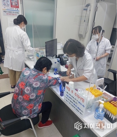 작년 금천구 보건소에서 혜명양로원 어르신들이 무료 건강검진을 받고 있다.