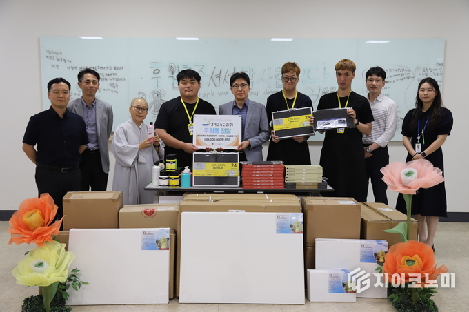  아르떼 학습자와 함께 기념사진을 촬영하고 있다. 화성시아르딤복지관 제공.