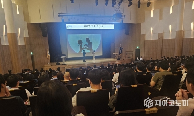화성특례시 공직자들이 26일 '2025년 청렴 콘서트'에서 청렴 뮤지컬 갈라쇼를 관람하고 있다.