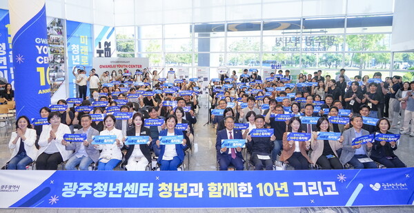 강기정 시장은 27일 시청 열린문화공간에서 열린 ‘광주청년센터 10주년 기념식’에서 청년들과 미니토크쇼를 진행했다. 광주광역시 제공