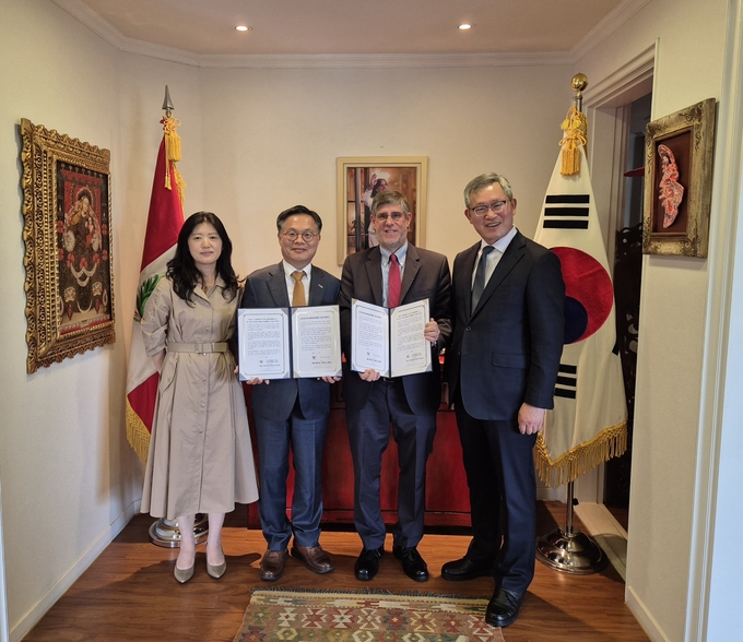 페루 대표단이 2026여수세계섬박람회 참가 의향서에 서명하며 참가를 공식 선언했다. (재)여수세계섬박람회조직위 제공