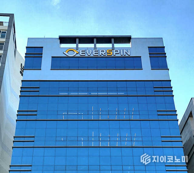 에버스핀(대표이사 하영빈)은 최근 온라인 티켓 예매 시장에서 매크로•스크래핑을 활용한 부정 예매 시도가 기승을 부리는 가운데, 티켓링크를 서비스하는 NHN링크가 에버스핀의 웹 보안 솔루션 '에버세이프'를 도입하여 부정예매를 원천 차단하는 것은 물론, 시스템 전반의 보안을 강화했다고 밝혔다./사진=에어스핀