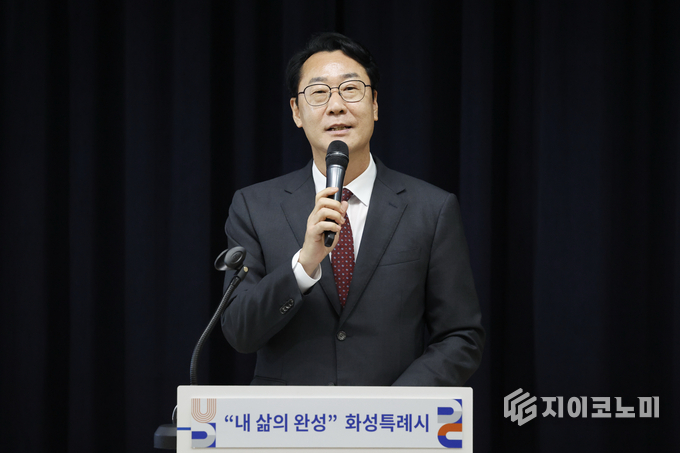 정명근 화성특례시장이 1일 시청 대회의실에서 민선8기 3주년을 맞아 시정 브리핑을 하고 있다. 화성시 제공.