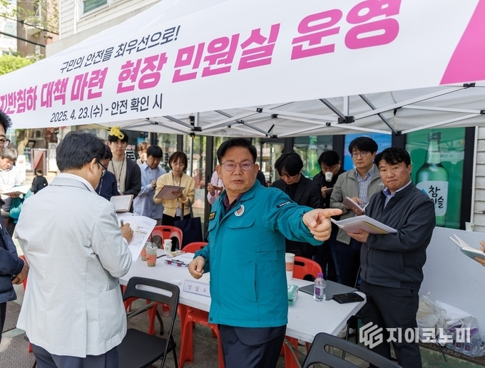 지반침하 대책 마련 현장 민원실을 긴급히 꾸린 박강수 마포구청장. 마포구 제공.