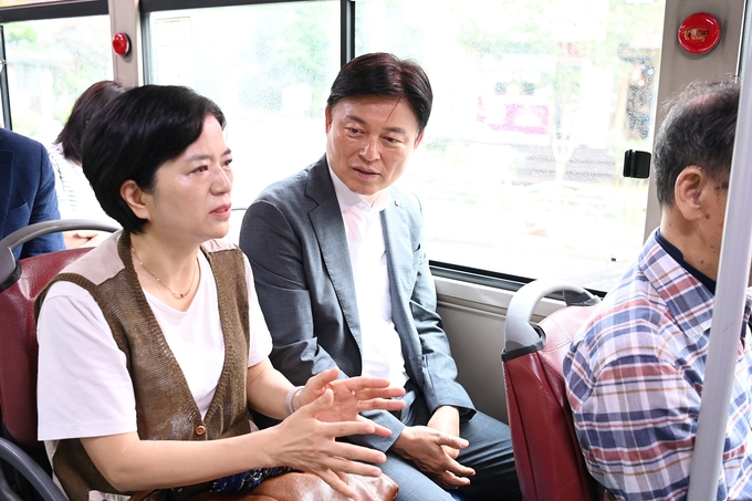 출근길 8번 버스를 탑승해 현안 경청 중인 조용익 시장 (사진=부천시)