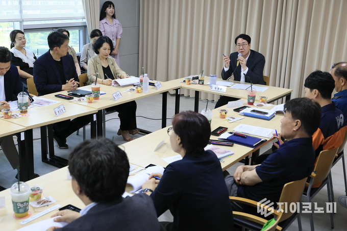 정명근 화성특례시장이 1일 '자살예방 및 위기 대응 체계 강화를 위한 유관기관 공동대응 대책회의‘를 주재하고 있다.