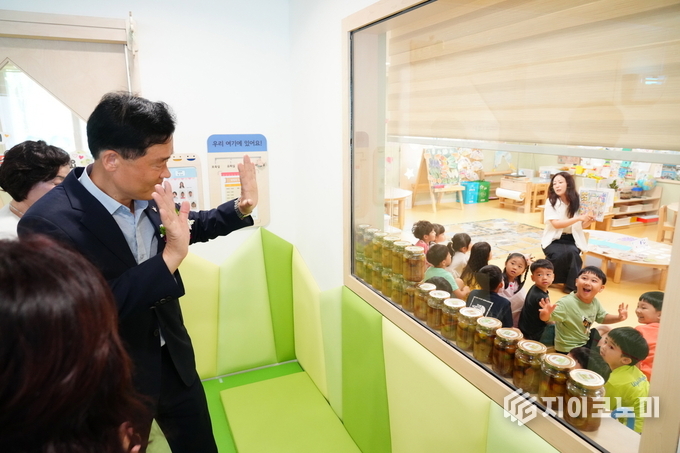 어린이집 개원식에 방문한 이승로 성북구청장이 아이들과 인사를 나누고 있다.