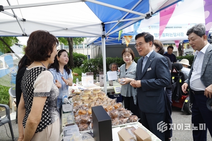 진교훈 서울 강서구청장(오른쪽 두 번째)이 강서구청 정문 앞에서 열린 ‘중증장애인생산품 홍보전시회’에서 장애인생산품을 살펴보고 있다.
