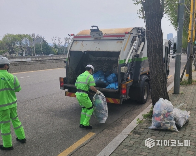 구로구 환경미화원들이 생활폐기물을 수거하고 있다.