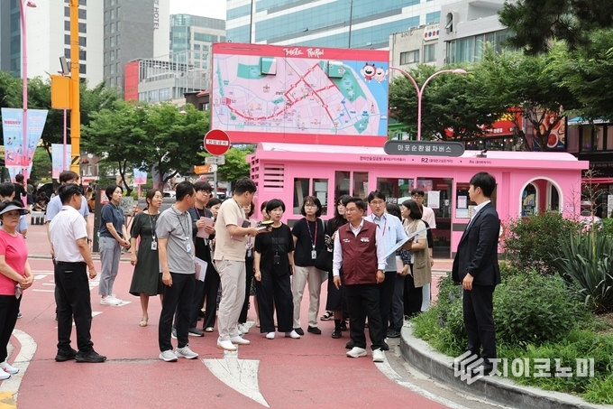 광역철도 사업 구간인 홍대입구역 일대를 점검 중인 박강수 마포구청장과 관계 공무원들.