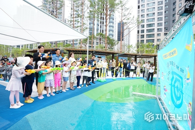 이승로 성북구청장(왼쪽부터 두 번째 성인)이 어린이들과 장석어린이공원 개장을 축하하고 있다.