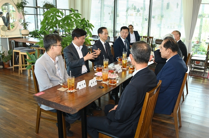 교류도시 대표단장과 환담중인 조용익 부천시장