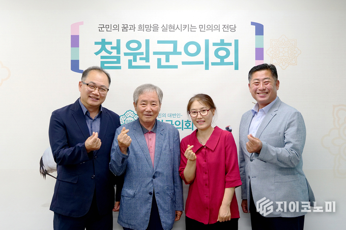 철뤈군의회 한종문 의장(오른쪽 끝)과 철원군노인복지협의회의 간담회 기념 사진.