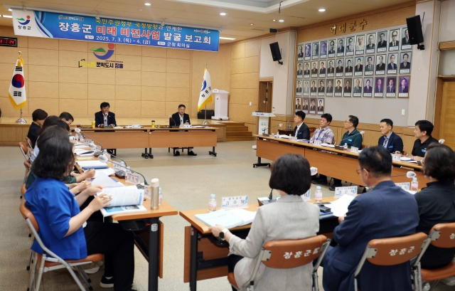 김성 장흥군수가 '새 정부 국정반영을 위한 미래비전사업 발굴 보고회'를 주재하고 있다. 장흥군 제공