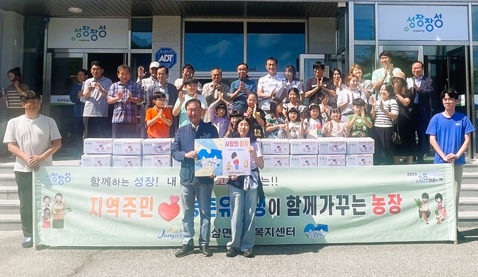 장성군 서삼초등학교 농산어촌유학생 가족과 농업인들이 함께 재배한 감자를 이웃과 나눴다. 장성군 제공
