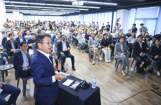 광주 북구 비엔날레전시관 거시기홀에서 열린 호남고속도로 확장사업 주민토론회에서 강기정 시장이 발언하는 모습. 광주광역시 제공