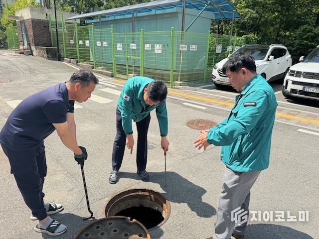 집중호우 대비 시설물 특별안전점검하는 교육청직원들 사진,광주시교육청 제공
