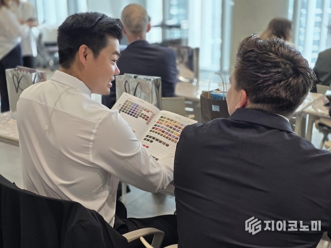 MBA학생들이 책자를 보며 아모스 제품군을 이해하고 있다. (사진=이창희 기자)