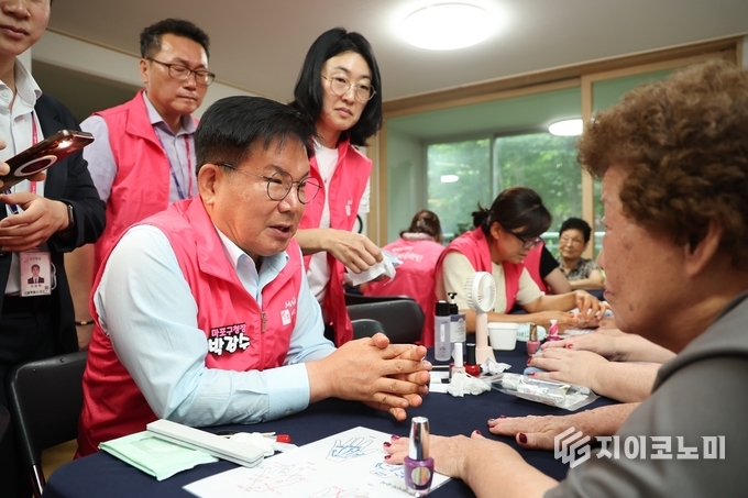 어르신과 따뜻하게 안부를 나누는 박강수 마포구청장. 마포구 제공.