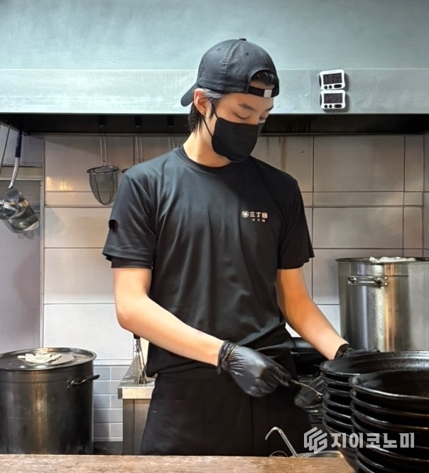모델 서윤우 산쪼메 (부천대점) 일본라멘전문점 주방에서