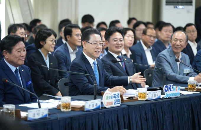 김영록 전라남도지사가 8일 곡성군청에서 열린 ‘곡성군 정책비전 투어’ 행사에 참석해 토론을 주재하고 미래 신산업 육성 등 지역 발전 의견과 제안에 대한 질문에 답변하고 있다. 전남도 제공