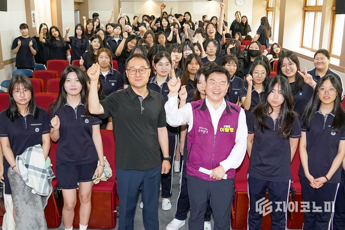 이필형 동대문구청장이 해성국제컨벤션고에서 체인지 메이커 특별 강연 후 기념 촬영 모습. 동대문구 제공.