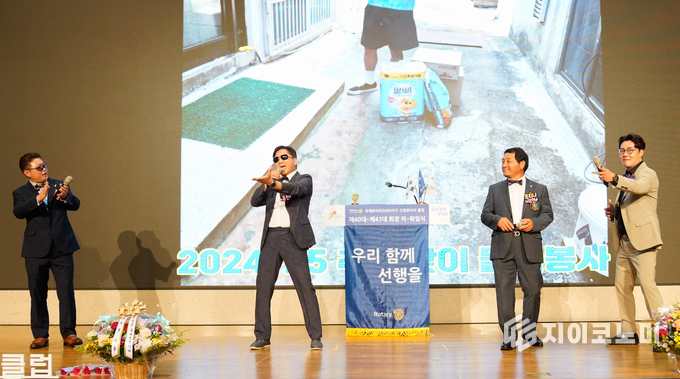 공연팀 포티나가 우리가 만드는 40주년의 선율 을 주제로 식전 공연 중이다. 