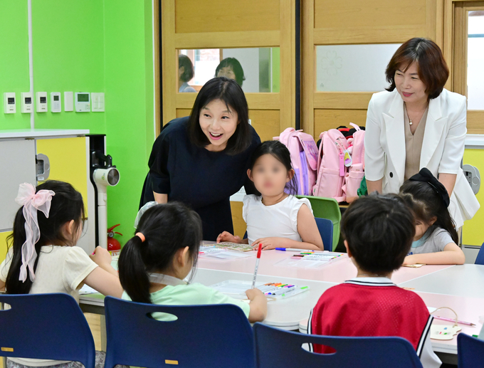 최호정 의장이 이문초등학교 돌봄교실을 방문해 폭염 대응 점검을 하고 있다. 