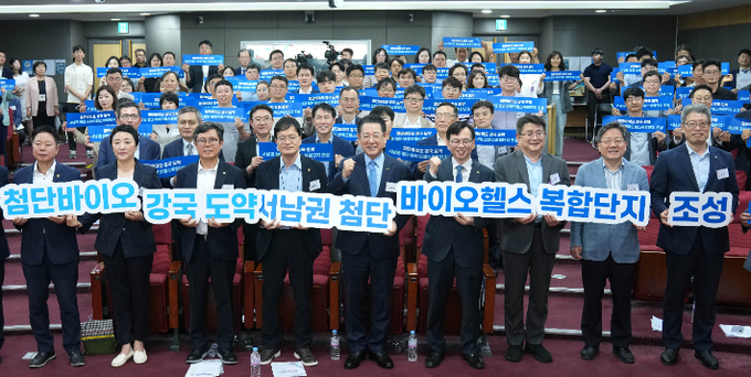 김영록 전라남도지사가 9일 서울 국회에서 열린 '서남권 첨단 바이오헬스복합단지 조성 전략 국회 포럼'에 참석해 주요 내빈과 퍼포먼스를 하고 있다. 전라남도 제공