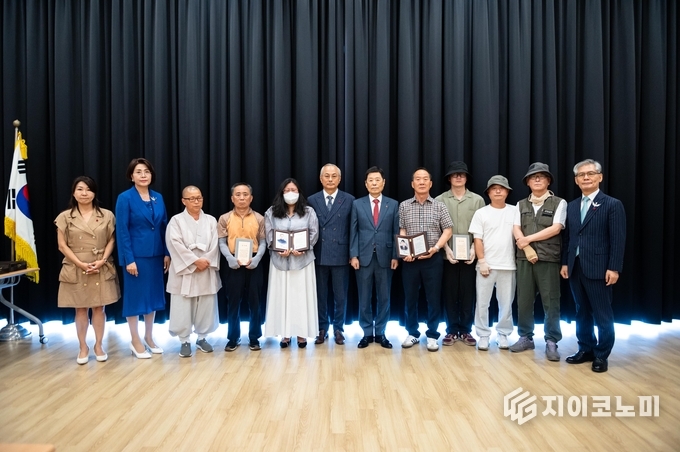 9일 사랑의열매 사회복지공동모금회(회장 김병준)는 영남 지역 산불 진화 과정에서 인명 피해를 입은 공무원, 산불진화대원, 헬기조종사를 대상으로 총 47억 원 규모의 위로지원금을 지급한다고 밝혔다.(▲ 애터미•사랑의열매 2025 영남지역 산불 피해 위로지원금 전달식) /사진=애터미