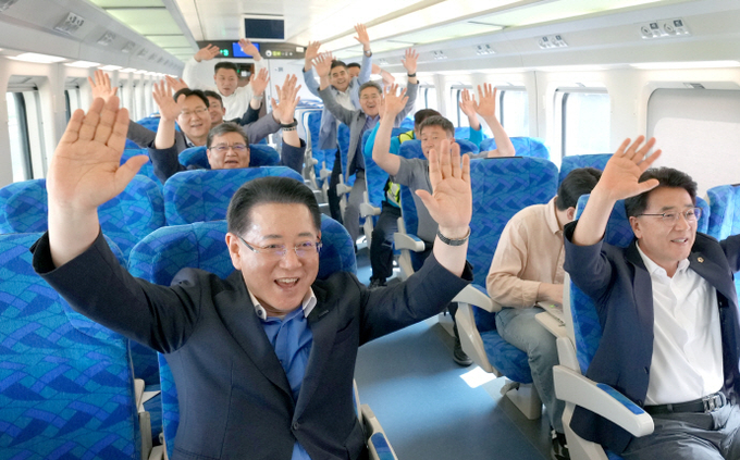 김영록 전남도지사가 10일 오후 9월 개통 예정인 전남 남해선 ‘목포~보성’ 구간의 영업시운전 열차 출발을 축하하며 관계자들과 환호하고 있다. 전남도 제공