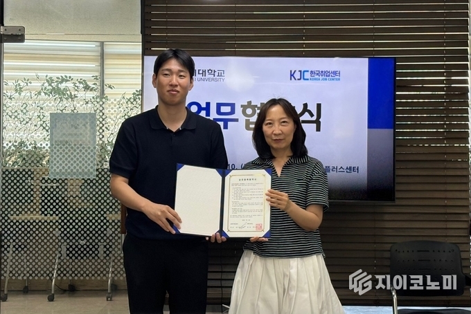 10일 한세대학교(총장 백인자)는 대학일자리플러스센터(센터장 장남경) 주관으로 ㈜한국취업센터와 지역 인재 양성 및 지역 활성화를 위한 업무협약을 센터 회의실에서 체결했다.(▲정지훈 한국취업센터 대표(왼쪽), 장남경 한세대학교 대학일자리플러스센터장)/사진=한세대