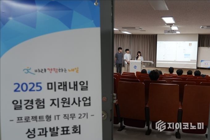 10일 한세대학교(총장 백인자)는 대학일자리플러스센터(센터장 장남경) 주관으로 ㈜한국취업센터와 지역 인재 양성 및 지역 활성화를 위한 업무협약을 센터 회의실에서 체결했다. /사진=한세대