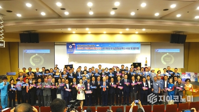 국회도서관 대 강당에서 대한민국의 도전정신을 기리고 국민통합의 가치를 확산하는 '제14회 도전페스티벌' 행사(상임대표 조영관, 총감독 이성용)에서 충남 서산시 이완섭시장은 대한민국 모범행정 대상을 수상했다.