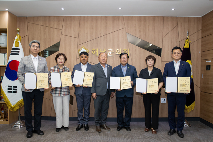 의원과 민간위원이 함께하는 해남군의회 연구단체 심사위원회 위촉식. 해남군의회 제공