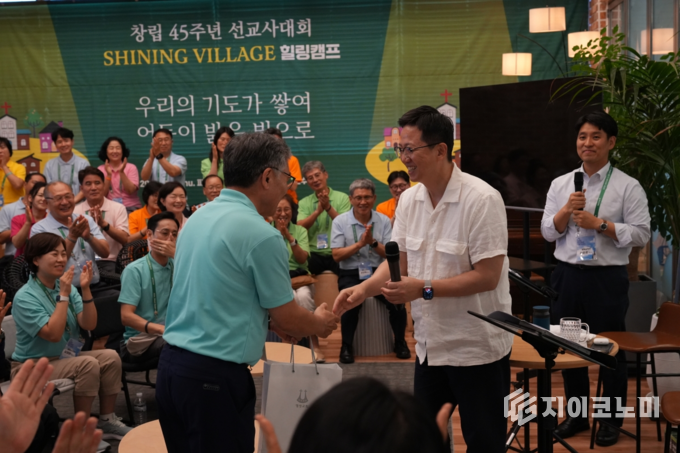 김하나(오른쪽) 목사가 5일 경기도 안성 한 숙소에서 선교사대회 참석 선교사들을 격려하고 있다.- 사진 명성교회