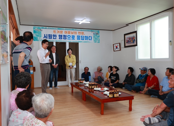 김철우 보성군수가 ‘폭염 대비 민생 현장 방문’으로 무더위 쉼터를 찾아가 직접 점검하고 주민들의 고충을 청취하고 있다 . 보성군 제공