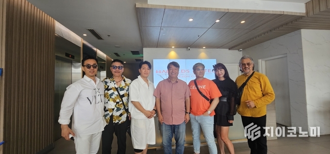모델, 가수, 색소폰 연주자, 음원 제작자 등 각 분야에서 잔뼈 굵은 베테랑들이 의기투합해 결성된 청춘소년단은 평균 나이 합 321세의 시니어 그룹임에도 불구하고, 젊은 세대 못지않은 에너지와 열정으로 뭉쳤다. (▲ 청춘소년단 지성(왼쪽부터),이현,래준, 한류문화관광총연합회 장한식 회장, M 엔터테인먼트 정용배 대표, 양양, 청춘소년단 백수). /사진=청춘소년단