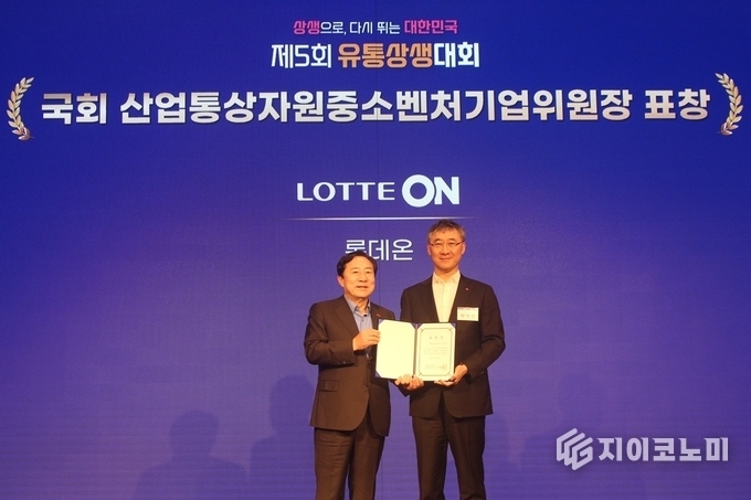 지난 11일 롯데쇼핑의 e커머스 플랫폼 롯데온이 중소기업중앙회, 한국백화점협회, 한국온라인쇼핑협회가 주관하는 '2025년 유통상생대회'에서 우수 상생 기업으로 뽑혀 산업통상자원중소벤처기업위원장 표창을 수상했다./(롯데온 박익진 대표(오른쪽)와 김기문 중소기업중앙회장). /사진=롯데온