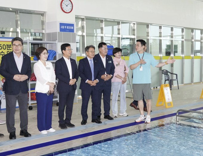 강기정 광주광역시장이 11일 오전 광산구 하남다누리체육센터 개관식에 참석해 박병규 광산구청장 등 내빈들과 센터 수영장을 살펴보고 있다. 광주광역시 제공