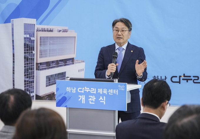 강기정 광주광역시장이 11일 오전 광산구 하남다누리체육센터 개관식에 참석해 축사를 하고 있다. 광주광역시 제공