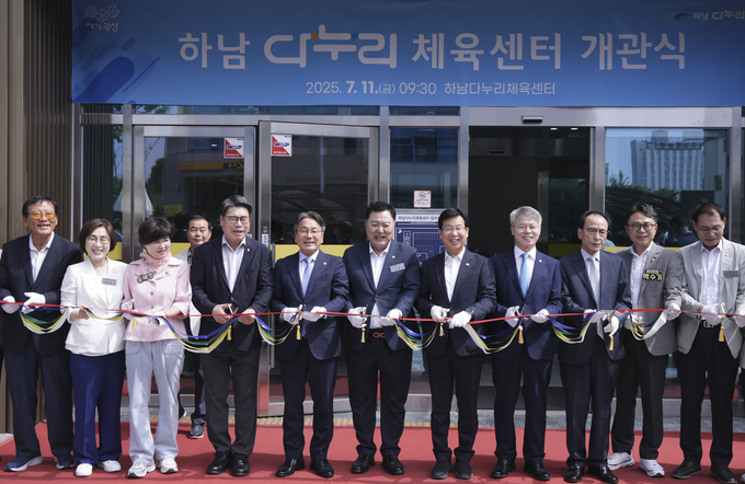 강기정 광주광역시장이 11일 오전 광산구 하남다누리체육센터 개관식에 참석해 박병규 광산구청장 등 내빈들과 테이프 커팅을 하고 있다.광주광역시 제공