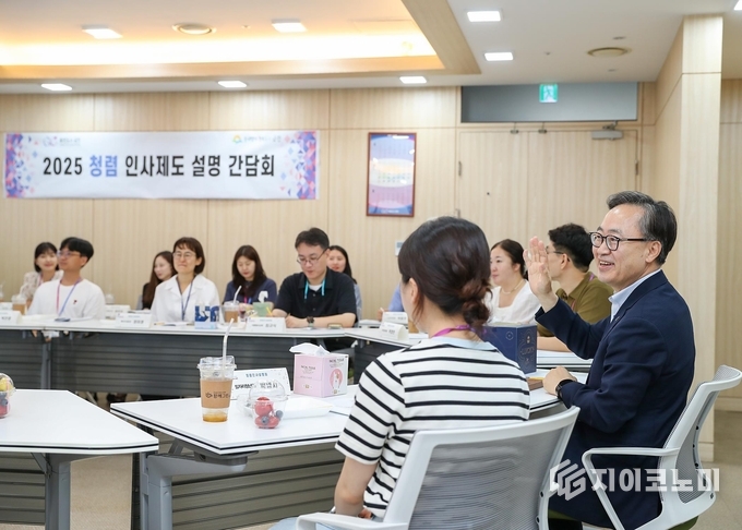 유성훈 금천구청장이 ‘청렴 인사설명회’에서 직원들과 대화하고 있다.