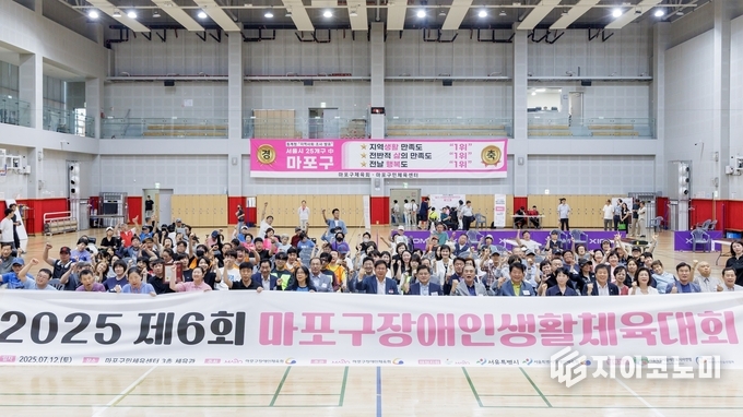 박강수 마포구청장이 제6회 마포구 장애인생활체육대회에서 대회 참가자들과 기념사진을 촬영하고 있다.