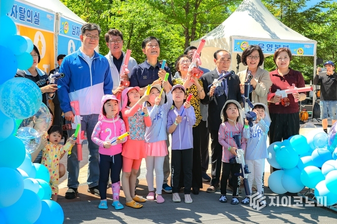 12일 이승로 성북구청장(뒷줄 세 번째)이 내빈, 어린이들과 오동근린공원 물놀이터 개장을 축하하고 있다.