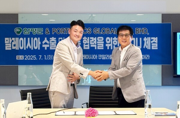 7월 1일, 이상익 함평군수(오른쪽)와 문필 포트로직스㈜ 말레이시아 현지 법인장이 농특산물 수출 업무협약 체결 후 기념촬영을 하고 있다. 함평군 제공