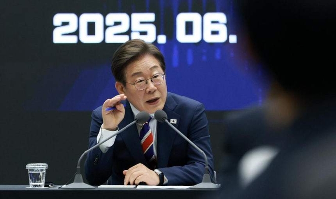 이재명 대통령이 6월 11일 서울 영등포구 한국거래소에서 열린 주식시장 불공정거래 근절을 위한 현장 간담회에서 참석자 질문에 답하고 있다.