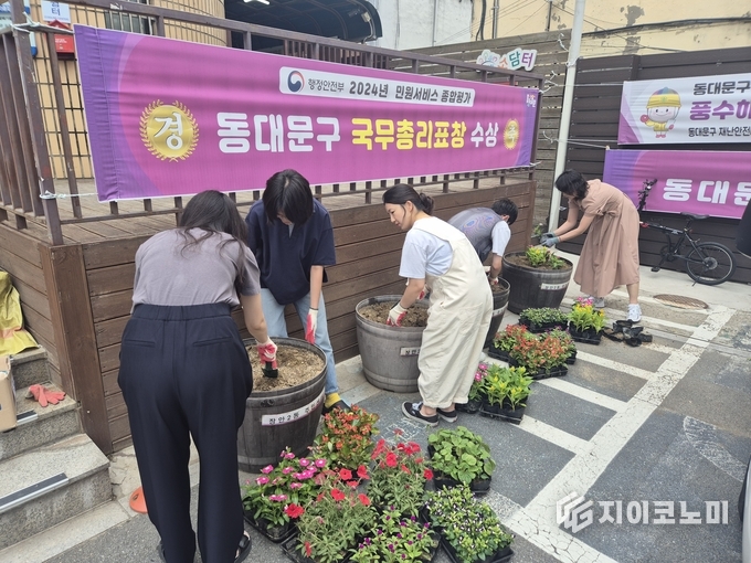 동주민센터 앞에 여름꽃을 심는 모습. 동대문구 제공.