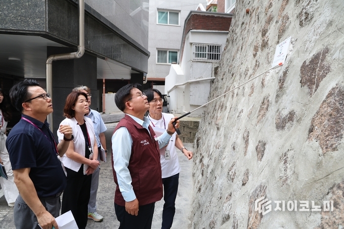 노후된 옹벽을 살펴보고 있는 박강수 마포구청장. 마포구 제공.