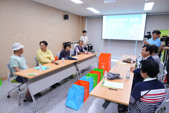 광주광역시는 폭염 취약계층인 폐지 수집 어르신의 안전과 건강을 지키기 위해 무더위 안전 일자리인 '자원재생활동단'을 운영한다. 광주광역시 제공